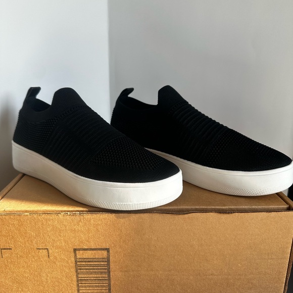 Steve Madden size 8.5 textured slip ons - Picture 3 of 3